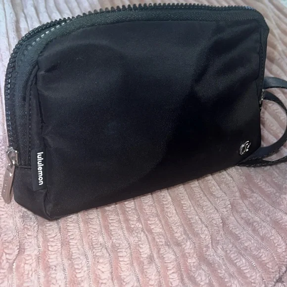 Lululemon Everywhere Belt Bag 2L BLACK w/silver metal tone in EUC. Lululemon athletica Everywhere Belt Bag Large 2L *Metal  main image 3